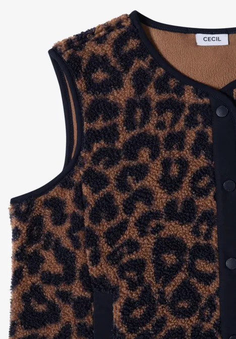 Teddy-Weste mit Softshelldetails und Leo-Muster creamy mocha Ärmellose Strickweste mit Leopardmuster in Braun-Schwarz und schwarzen Knöpfen.