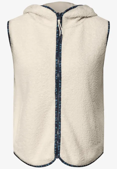 Teddy-Weste mit Kapuze und Zipper teddy vanilla white Ärmellose Kapuzen-Weste aus cremefarbenem Teddyfleece, mit Reißverschluss und blau gemustertem Zierband
