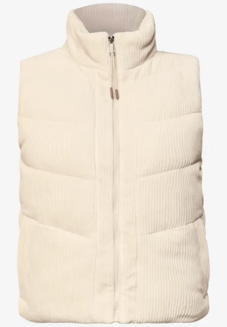 Cord-Weste mit Steppmuster und Zipper pearl beige Ärmellose, cremefarbene Cord-Steppweste mit Reißverschluss und Stehkragen.