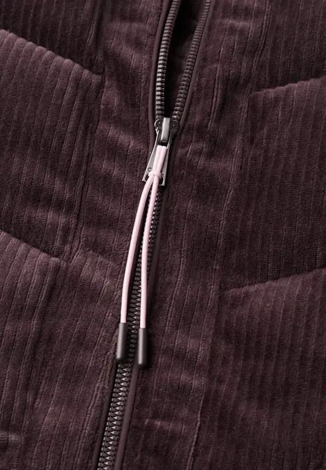 Corduroyvest met doorgestikt patroon en ritssluiting berry red Close-up van donkerviolette doorgestikte ribfluweel met rits