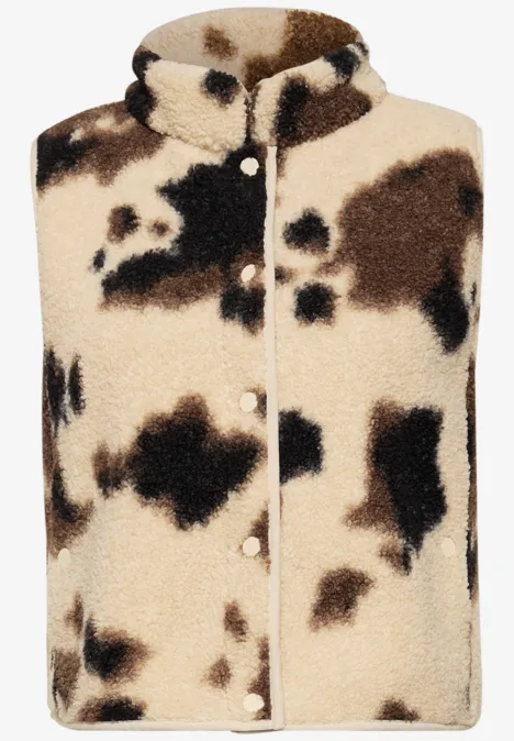 Gilet en peluche à col rond et imprimé pearl beige Beige Fleece-Weste mit braun-schwarzem Fleckenmuster und Stehkragen.