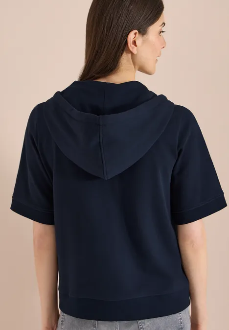 Sweaterjack met korte mouwen en capuchon universal blue Achteraanzicht van een vrouw in marineblauwe, kortemouwige capuchontrui.