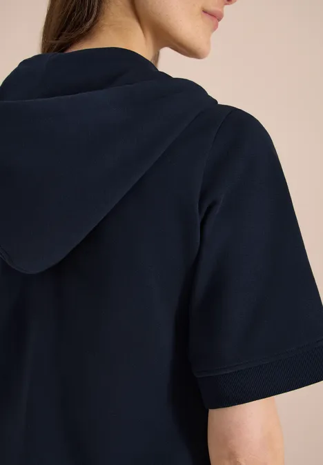 Sweaterjack met korte mouwen en capuchon universal blue Persoon van achteren in een donkerblauwe kaptrui met korte mouwen