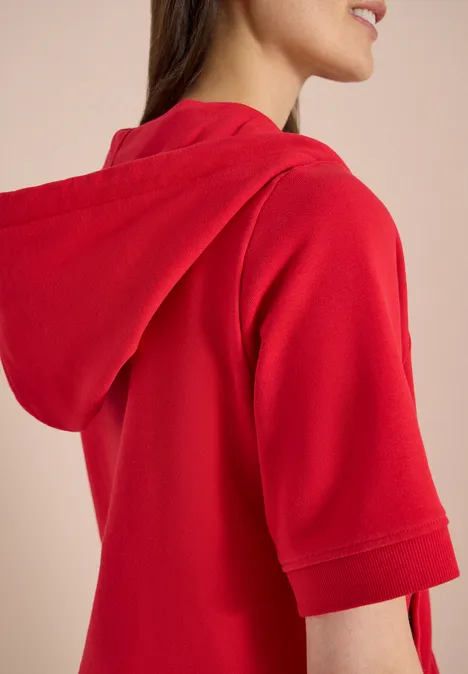 Sweaterjack met korte mouwen en capuchon glazed apple red Zijaanzicht van een rode korte-mouw capuchontrui gedragen door een persoon