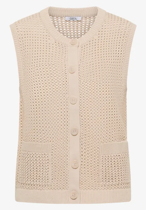 Gilet sans manches en maille beige, boutonné, avec deux poches plaquées.