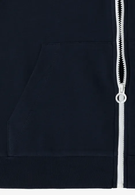 Gros plan sur un sweat à capuche bleu foncé avec fermeture éclair blanche et poche kangourou