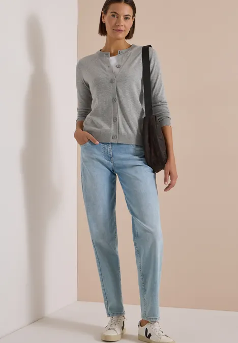 Kardigan z okrągłym dekoltem i Listwą guzikową mineral grey melange Kobieta w szarym kardiganie i niebieskich dżinsach z torbą na ramię i espadrylami.