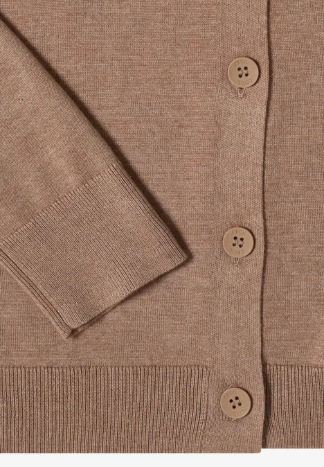 Close-up van een bruine cardigan met knopen en geribbelde boorden aan zoom en mouwen.