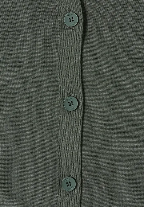 Nahaufnahme eines dunkelgrünen Strickcardigans mit drei Knöpfen.