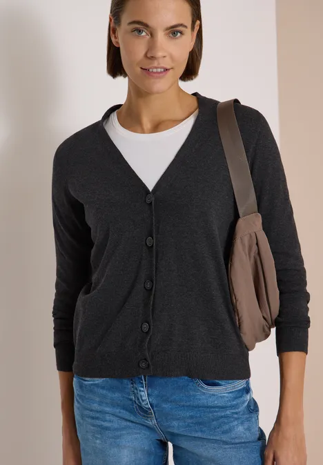 Cardigan boutonné à col V charcoal grey melange Femme en gilet gris foncé, t-shirt blanc, jean bleu et sac en bandoulière sur fond neutre.