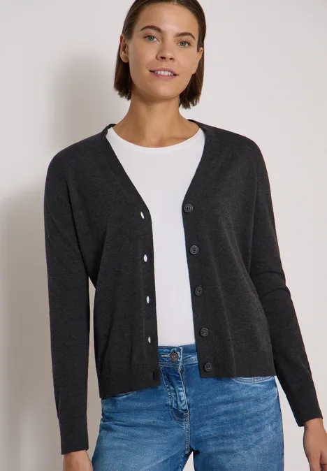 Cardigan boutonné à col V charcoal grey melange Femme portant un gilet anthracite, un t-shirt blanc et un jean.