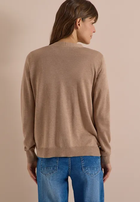 Vest met V-hals en knoopsluiting creamy mocha melange Frau von hinten in beigem Pullover und blauen Jeans vor neutralem Hintergrund
