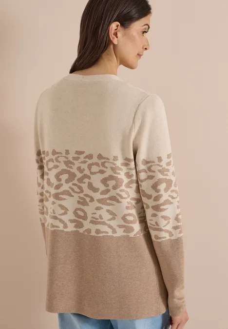 Beiger Pullover mit Leopardenmuster und Farbabstufungen, Rückansicht, lange Ärmel.