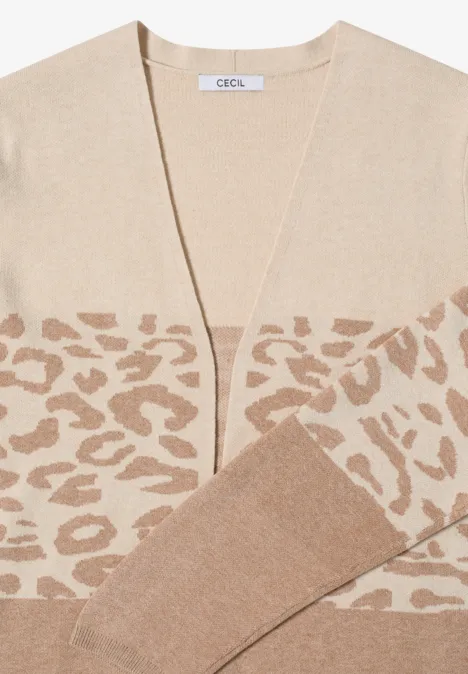 Beige Strick-Cardigan mit V-Ausschnitt und hellbraunem Leopardenmuster auf Brust und Ärmeln.