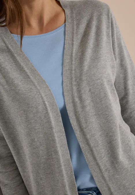 Offener Cardigan in langer Passform mineral grey melange Eine Person trägt ein hellblaues Top und eine graue Strickjacke.