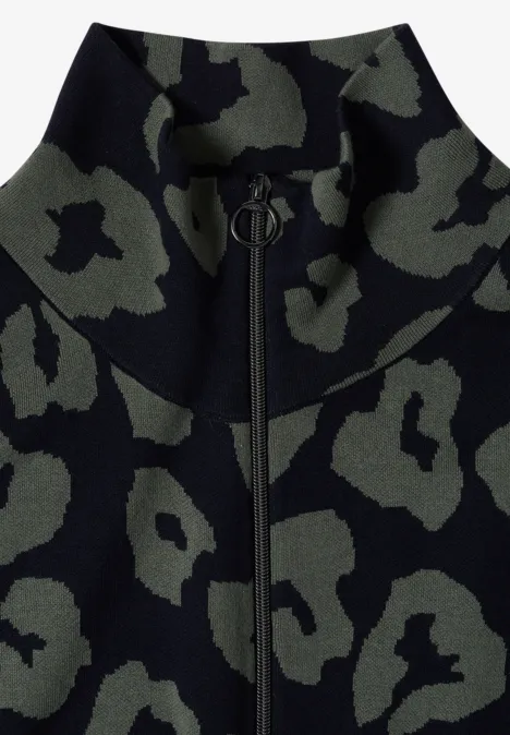 Schwarzer Pullover mit Reißverschluss und grünem Leopardenmuster.