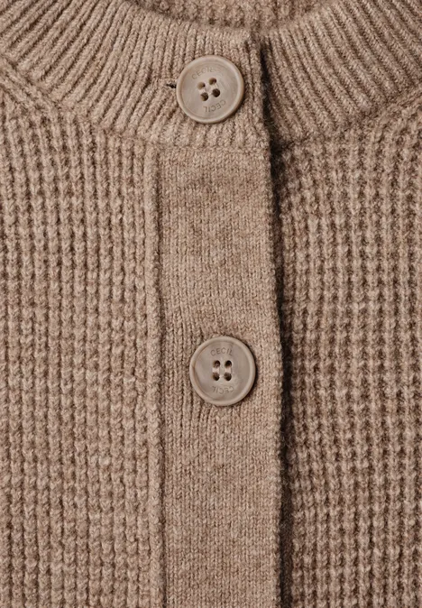 Vest met ronde hals en knoopsluiting creamy mocha melange Close-up van een beige/bruin gebreid vest met knopen
