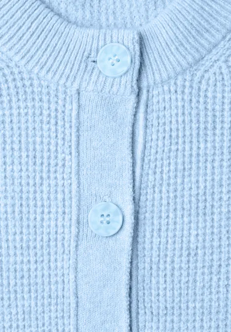 Vest met ronde hals en knoopsluiting cosmopolitan blue melange Lichtblauw gebreid vest met ribstructuur en twee knopen.