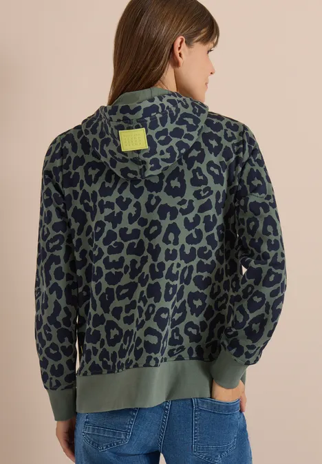 Sweatjacke mit Kapuze und Leo-Muster dried olive green Rückansicht einer Frau, die einen grünen Kapuzenpullover mit dunkelblauem Leopardenmuster trägt.