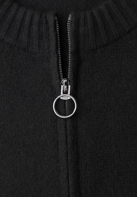 Langarm Cardigan mit Rundhals und Zipper Black Schwarzer Strickpullover, halb hoch geschlossen, silberner Reißverschluss mit Ringgriff.