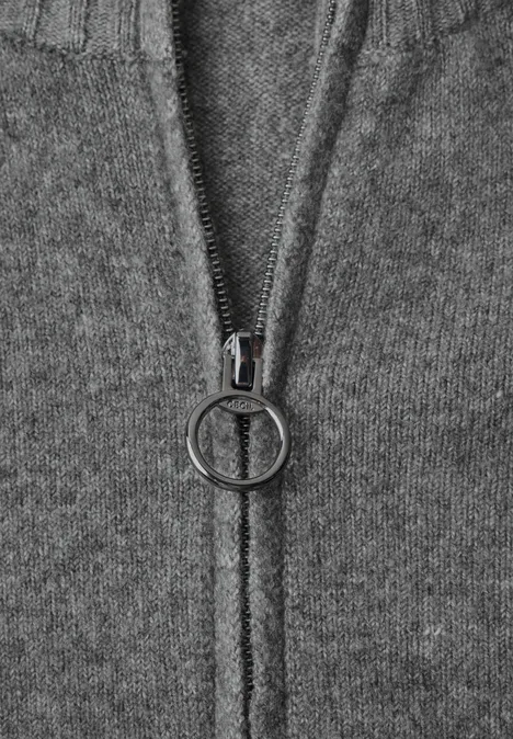 Langarm Cardigan mit Rundhals und Zipper flint grey melange Detail eines grauen Strickstoffs mit Metallreißverschluss und rundem Zipper-Anhänger.