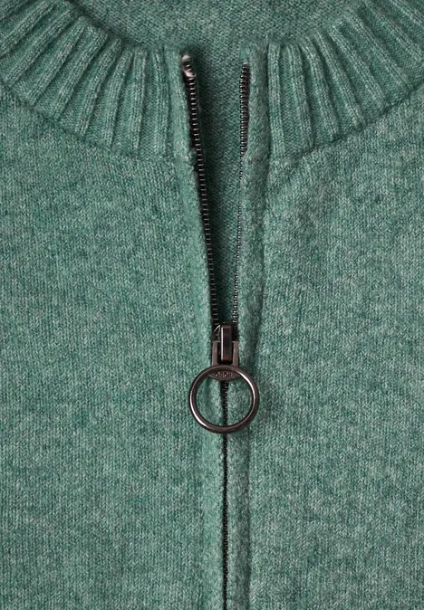 Vest met ronde hals en rits jewel green melange Groene gebreide trui met hoge kraag en rits met ronde trekker in een close-up.