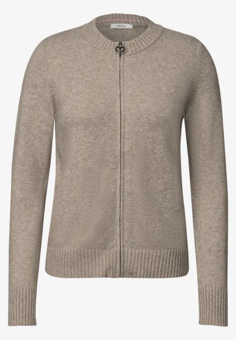 Beige-graue Strickjacke mit Reißverschluss und Rundhalsausschnitt.