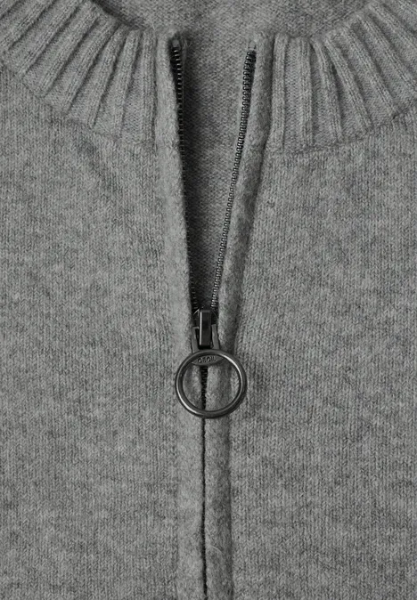 Grau melierter Strickpullover mit Reißverschluss und großem Ringzipper.