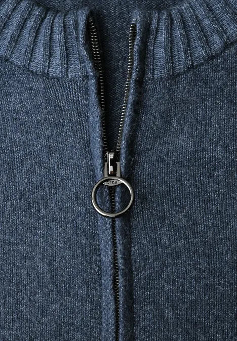 Langarm Cardigan mit Rundhals und Zipper cotton blue melange Nahaufnahme eines dunkelblauen Strickpullovers mit Ring-Reißverschluss und Rippkragen.