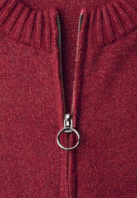 Langarm Cardigan mit Rundhals und Zipper rhubarb melange Nahaufnahme eines roten Strickpullovers mit silbernem Reißverschluss und rundem Zipper-Anhänger.