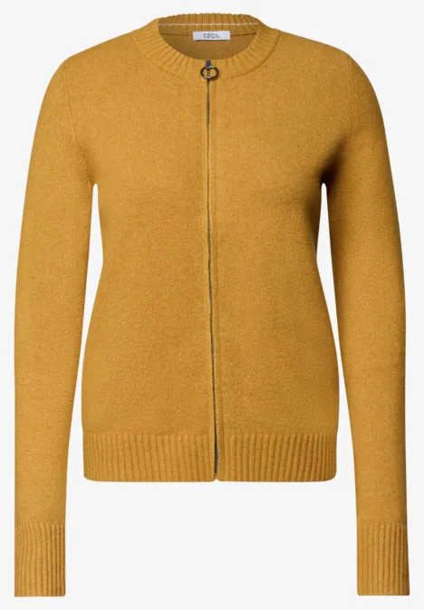 Senfgelbe Strickjacke mit durchgehendem Reißverschluss, Rundausschnitt und gerippten Abschlüssen.