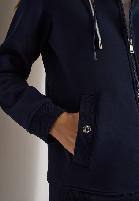 Dunkelblaue Kapuzenjacke mit Reißverschluss, Kängurutasche, Druckknopf-Detail und Kordeln.