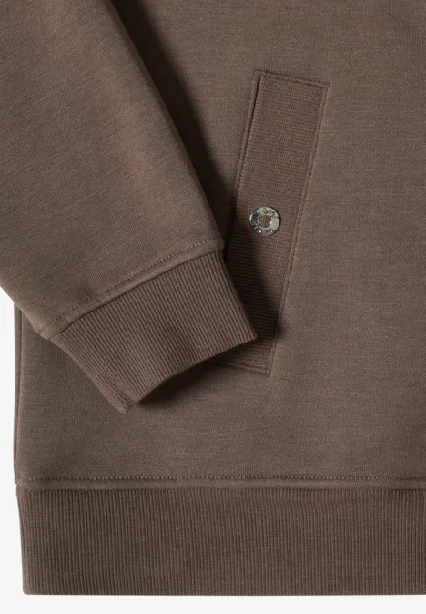 Braunes Sweatshirt mit Rippbündchen, Ärmeltasche und Metall-Druckknopf.