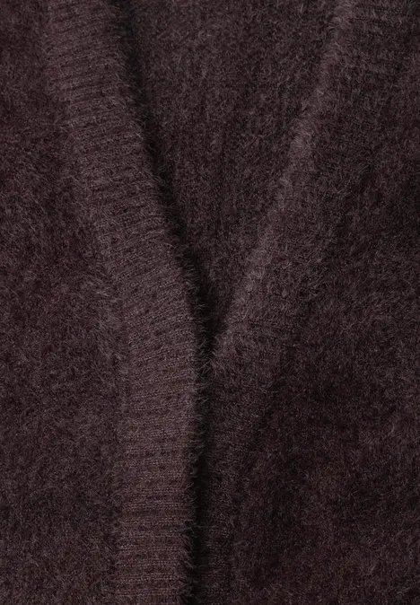 Open vest van veergaren in effen kleur berry red Nahaufnahme eines flauschigen, dunklen Strickstücks mit dezentem V-Ausschnitt