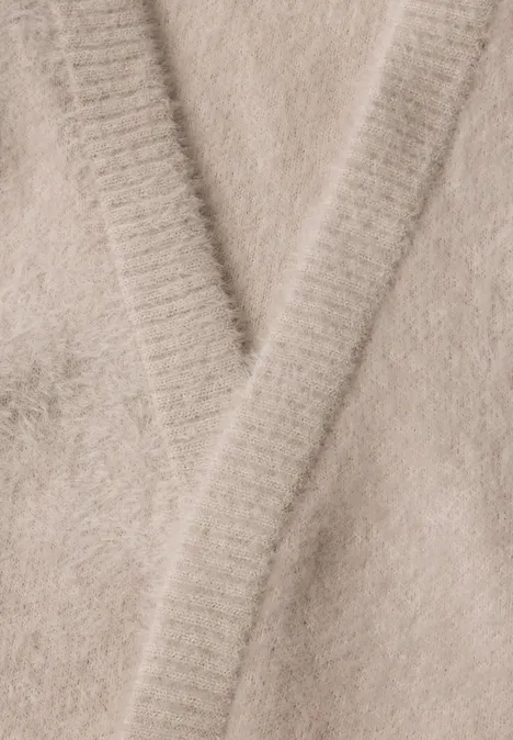 Offene Federgarn-Weste in Unifarbe cashmere beige Nahaufnahme eines flauschigen, beigen Strickpullovers mit V-Ausschnitt.