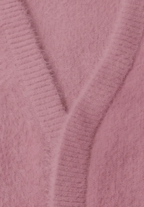 Open vest van veergaren in effen kleur velvet rose Nahaufnahme eines rosa, flauschigen Strickcardigans mit V-Ausschnitt.