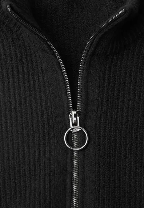 Cardigan mit Stehkragen und Zipper Black Schwarzer Strickpullover mit silbernem Reißverschluss und rundem Zipperanhänger.