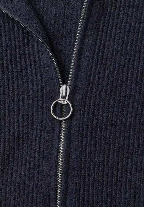 Cardigan mit Stehkragen und Zipper urban dark blue Dunkelblauer, feinstrickiger Pullover mit silbernem Reißverschluss und rundem Zipper-Anhänger