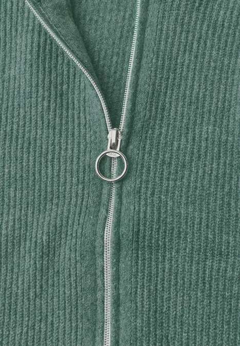 Cardigan mit Stehkragen und Zipper jewel green melange Nahaufnahme eines grünen Reißverschlusses mit Ringzug an einem Kleidungsstück.