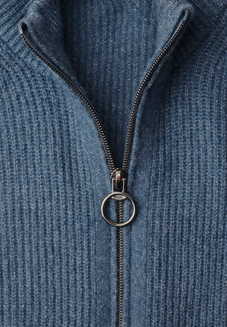 Cardigan mit Stehkragen und Zipper cotton blue melange Nahaufnahme eines blauen, gerippten Strickpullovers mit kurzem Reißverschluss und runder Zipperöse