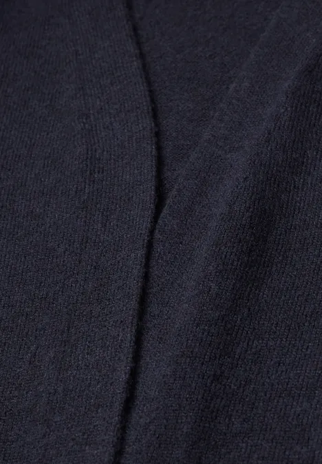 Langer Cardigan in offener Passform urban dark blue Detailaufnahme eines dunkelblauen Strickstoffs mit sichtbarer Naht.