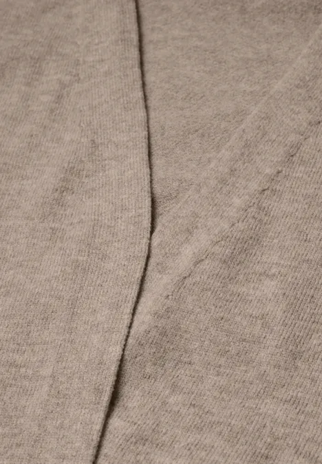 Langer Cardigan in offener Passform toffee cream melange Nahaufnahme eines graubraunen Stoffes mit sichtbarer Naht und Faltenwurf.