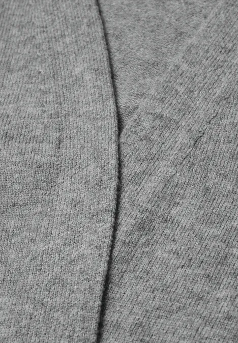 Langer Cardigan in offener Passform sporty grey melange Nahaufnahme eines grauen Stoffs mit sichtbarer Naht.