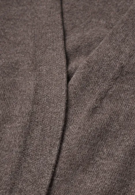 Langer Cardigan in offener Passform mushroom taupe melange Nahaufnahme eines braunen Strickstoffs mit sichtbarer Naht in weicher Wolloptik.