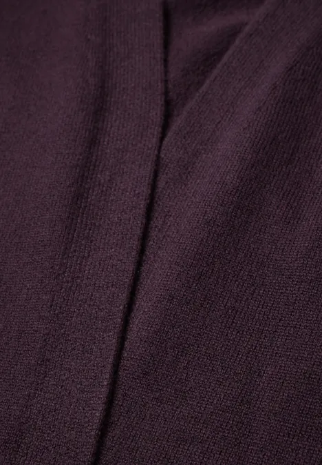 Langer Cardigan in offener Passform eggplant red melange Nahaufnahme eines burgunderfarbenen Strickstoffs mit sichtbarer Naht.