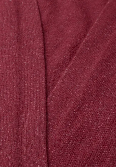 Langer Cardigan in offener Passform rhubarb melange Nahaufnahme eines weichen, dunkelroten Stoffs mit dezenten Falten.