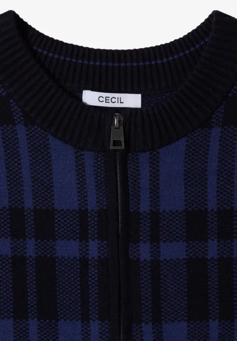 Langarm Cardigan mit Rundhals und Zipper urban dark blue Nahaufnahme eines schwarz-blauen Strickcardigans mit Reißverschluss, Karomuster und geripptem Kragen, Marke CECIL
