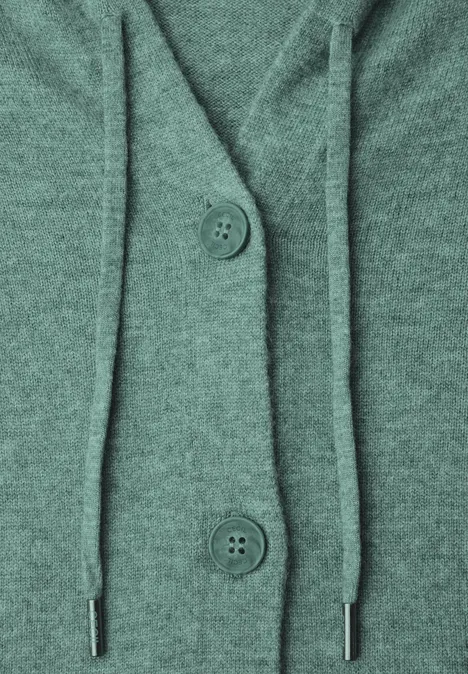 Langarm Cardigan mit Kapuze jewel green melange Nahaufnahme eines grünen Strickcardigans mit Knöpfen und Kordeln am Kapuzenrand.