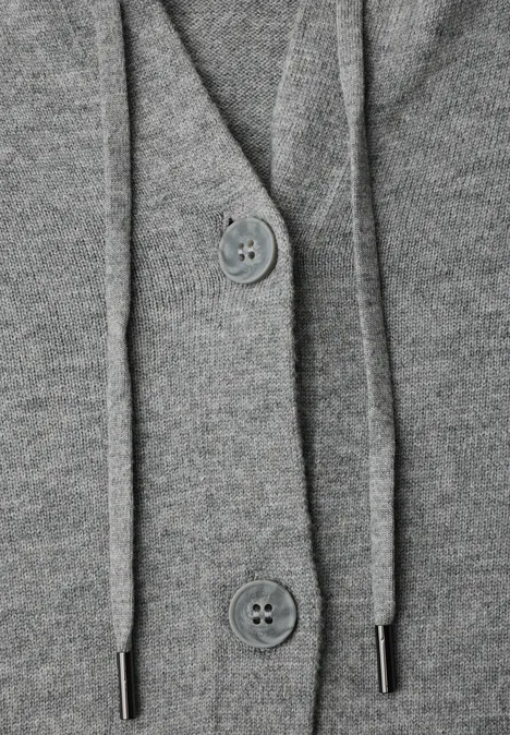 Langarm Cardigan mit Kapuze sporty grey melange Nahaufnahme eines grauen Strickcardigans mit Kapuze, Knöpfen und Kordeln.