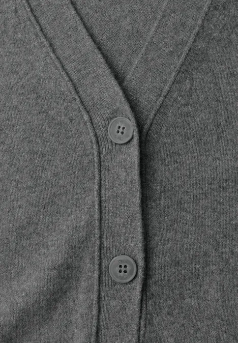 Grijze gebreide cardigan met V-hals en twee knopen.